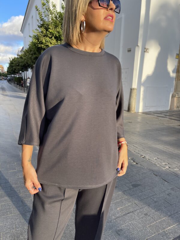 Conjunto Soft Glow gris. - Imagen 2