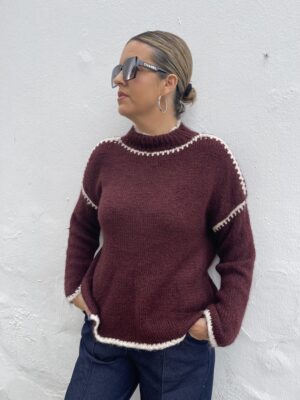 Jersey costuras burdeos.