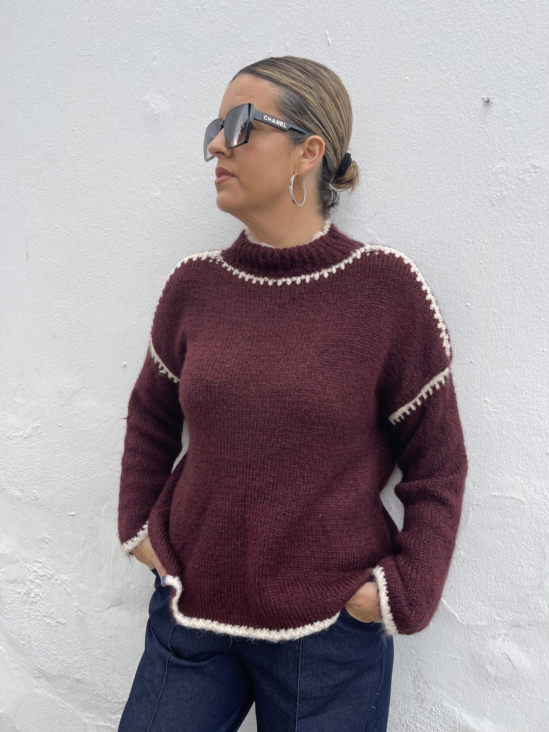 Jersey costuras burdeos.