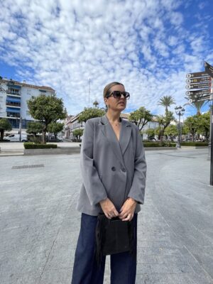 Blazer botones gris.