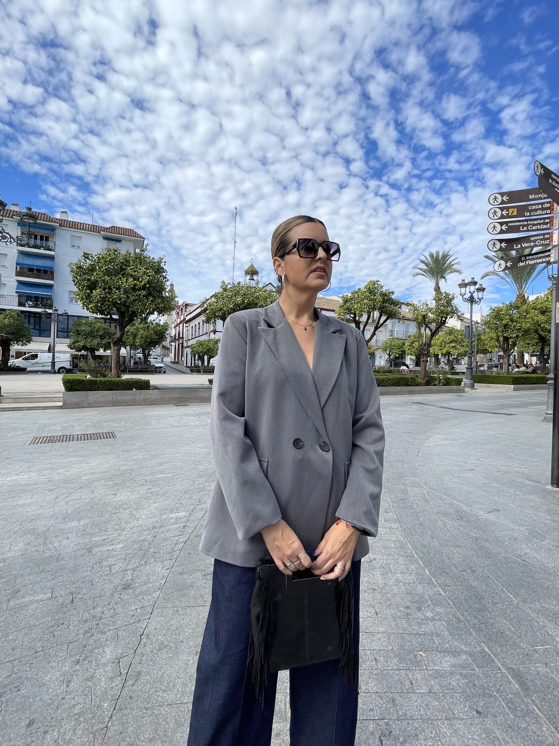 Blazer botones gris.