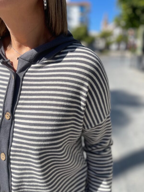 Jersey abotonado rayas gris. - Imagen 4