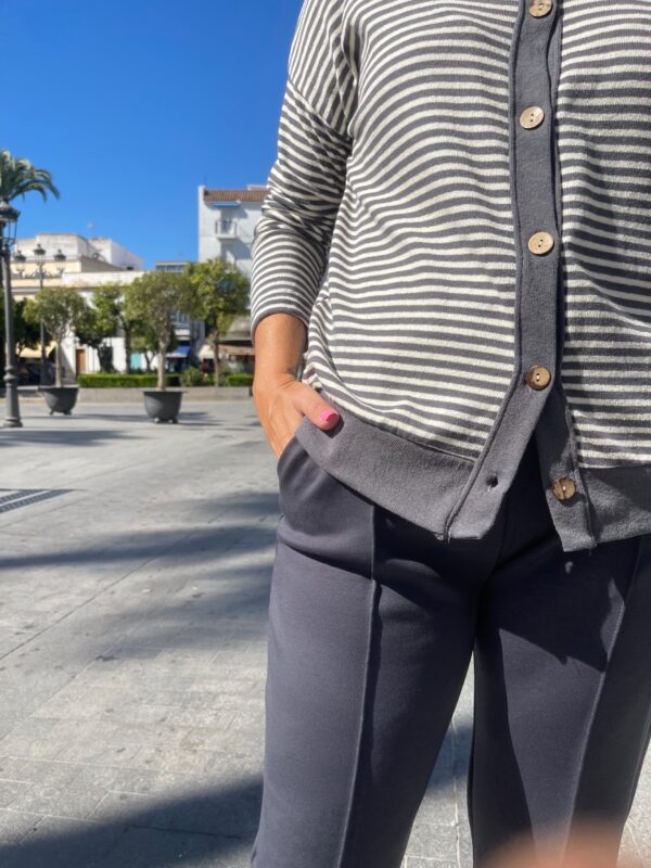 Jersey abotonado rayas gris. - Imagen 2