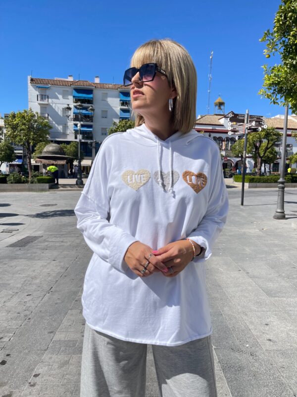 Sudadera blanca tres corazones.