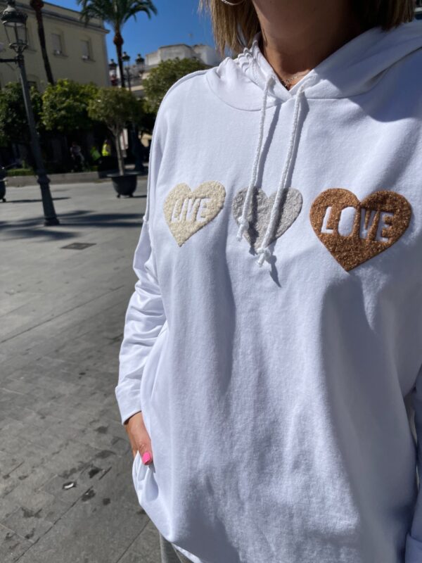 Sudadera blanca tres corazones. - Imagen 2