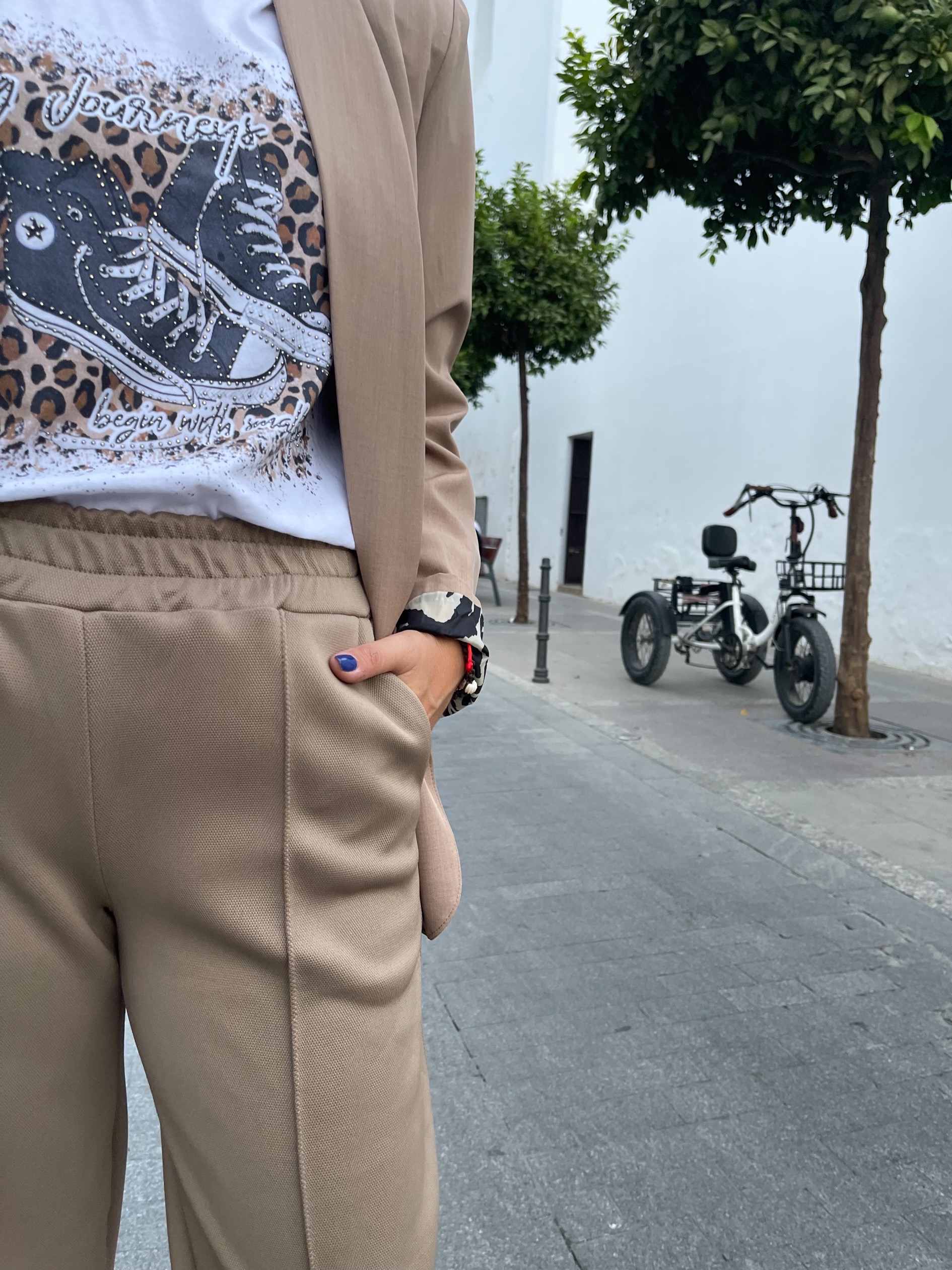 Pantalón Glow Style camel. - Imagen 2