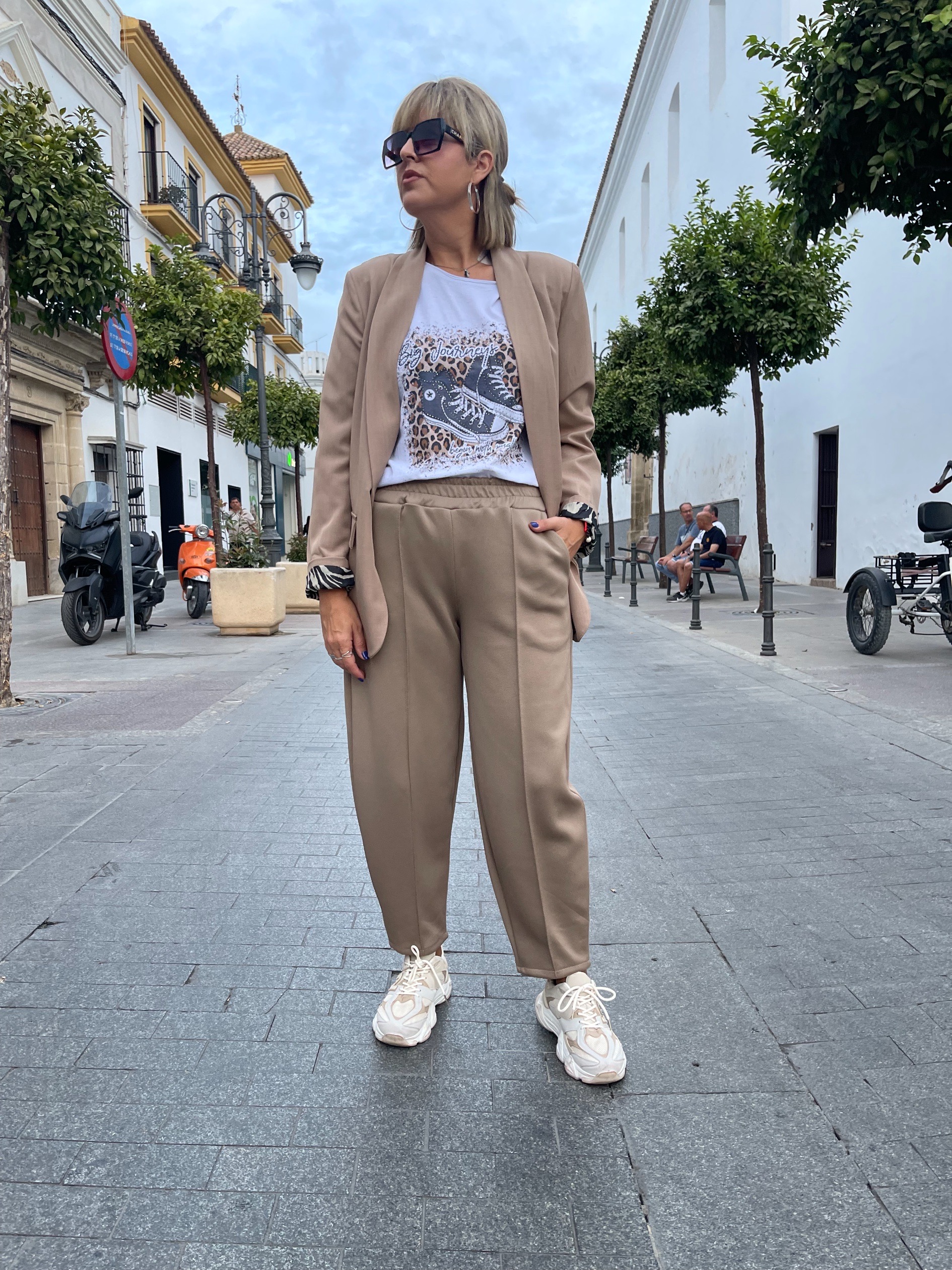 Pantalón Glow Style camel. - Imagen 3