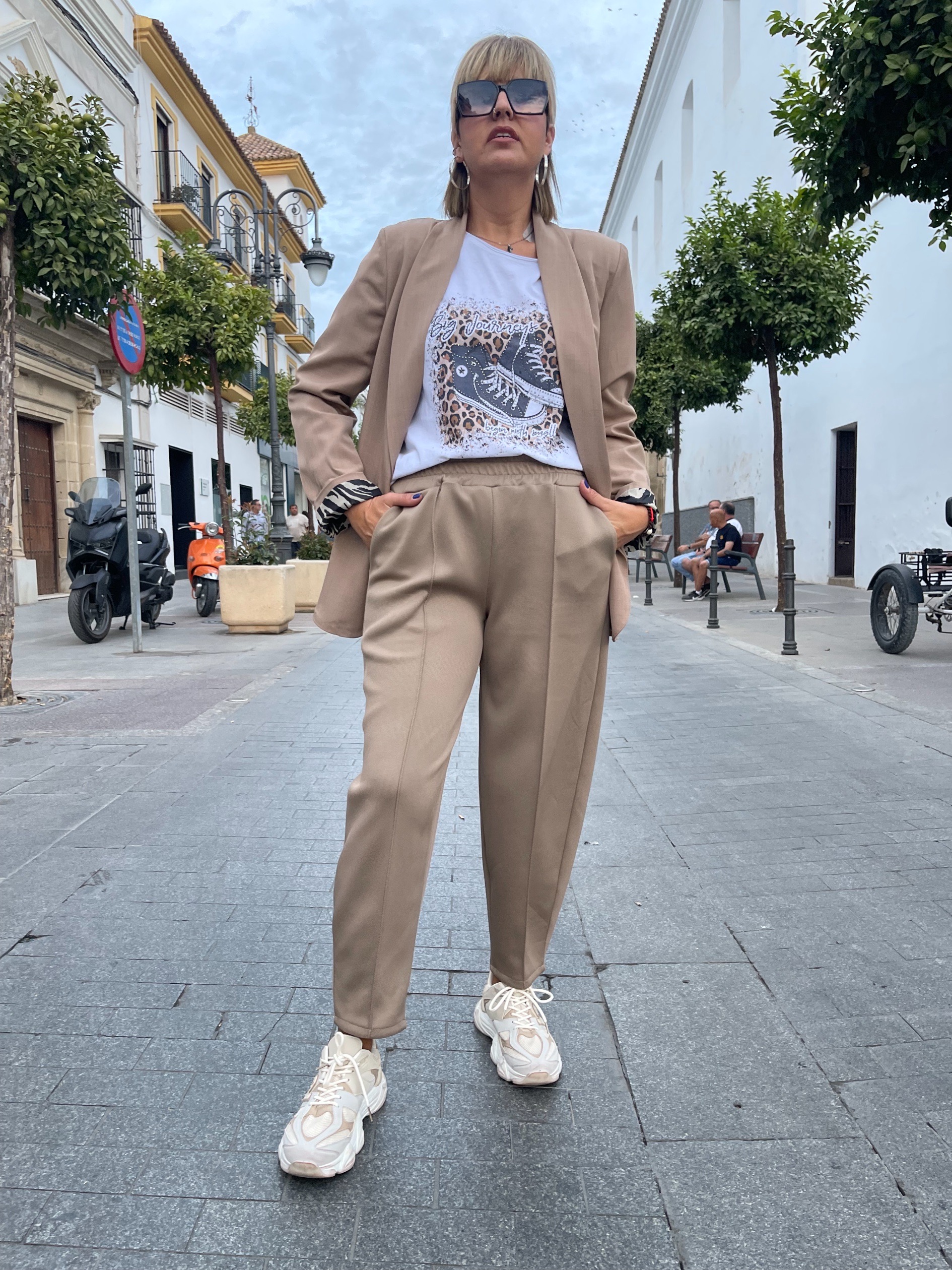 Pantalón Glow Style camel.