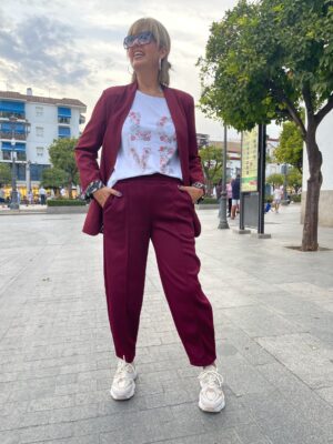 Pantalón Glow Style burdeos.