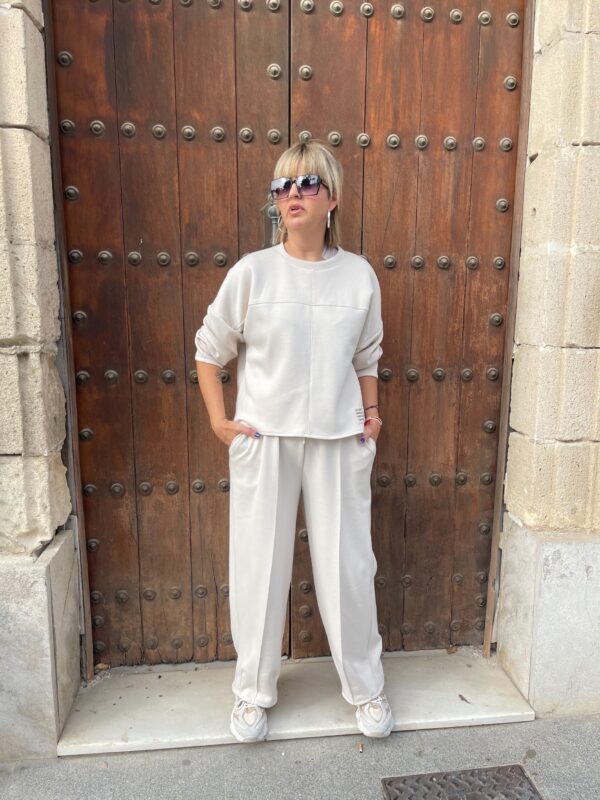 Conjunto Easy Style beige.
