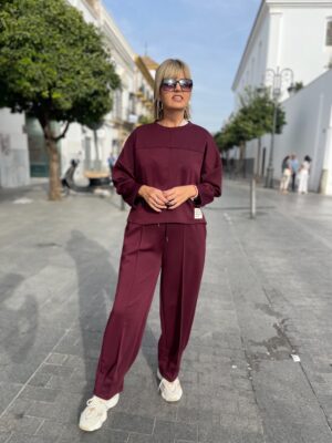 Conjunto Easy Style burdeos.