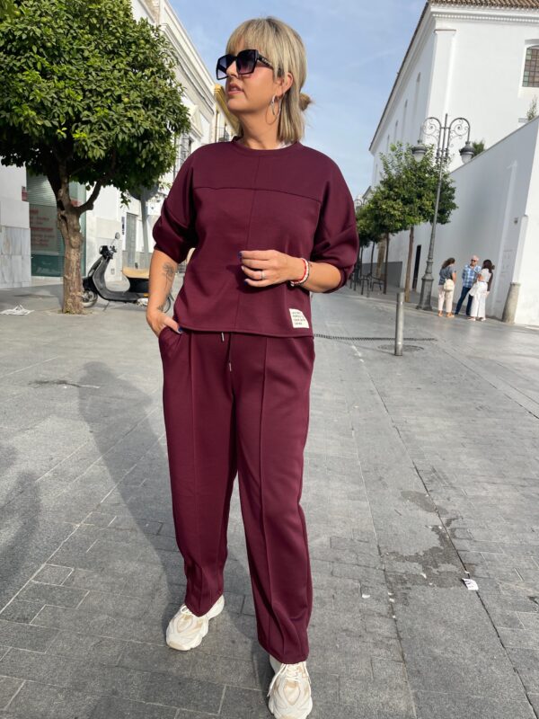 Conjunto Easy Style burdeos. - Imagen 4