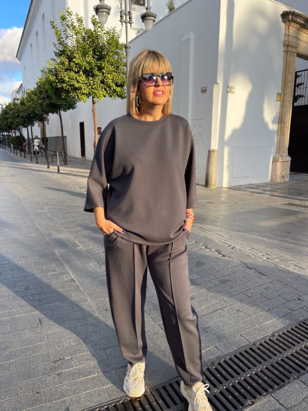 Conjunto Soft Glow gris.