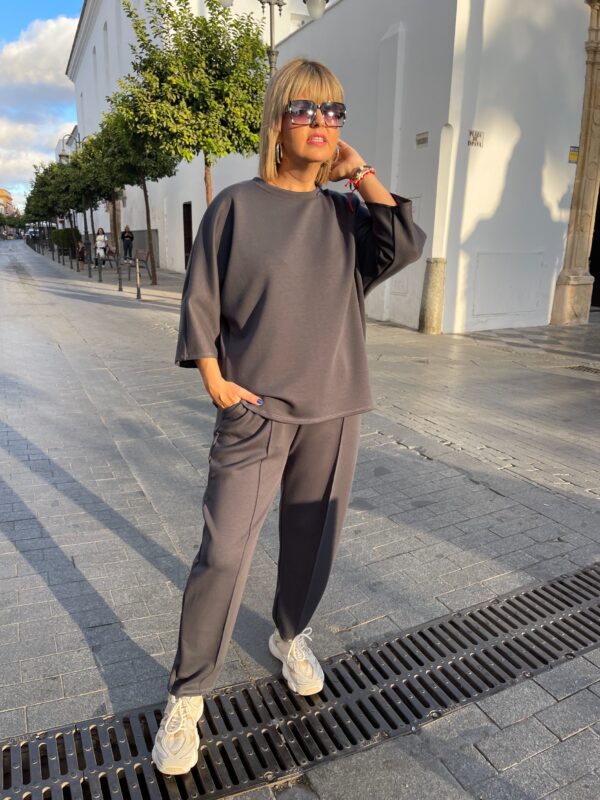 Conjunto Soft Glow gris. - Imagen 3