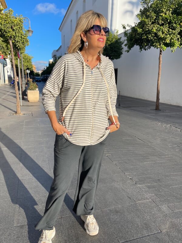 Conjunto sport mil rayas gris. - Imagen 3