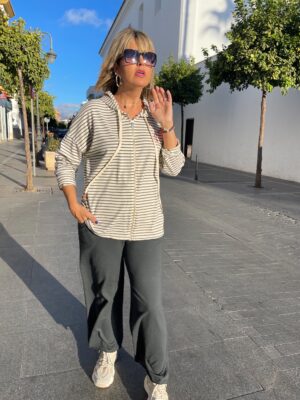 Conjunto sport mil rayas gris.