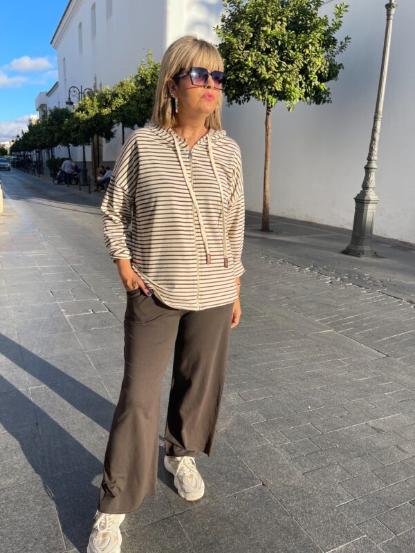 Conjunto sport mil rayas chocolate.