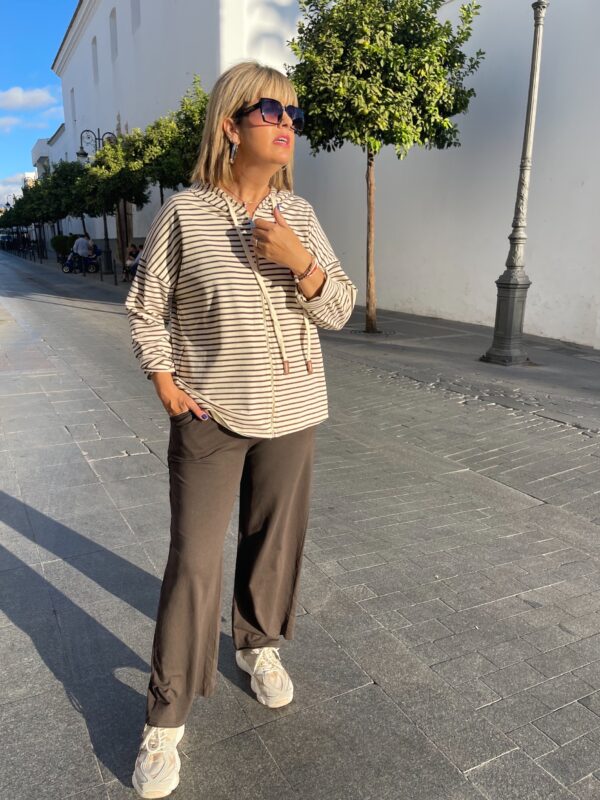 Conjunto sport mil rayas chocolate. - Imagen 4