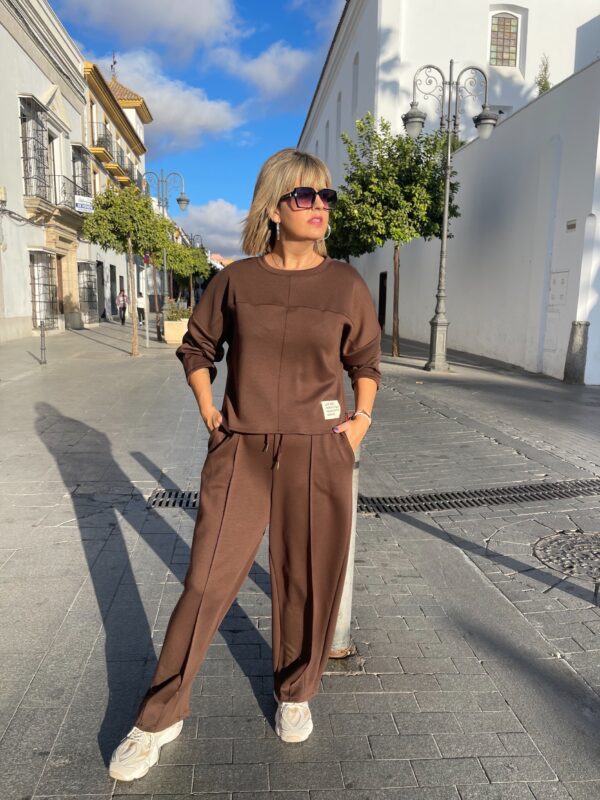 Conjunto Easy Style marrón chocolate.