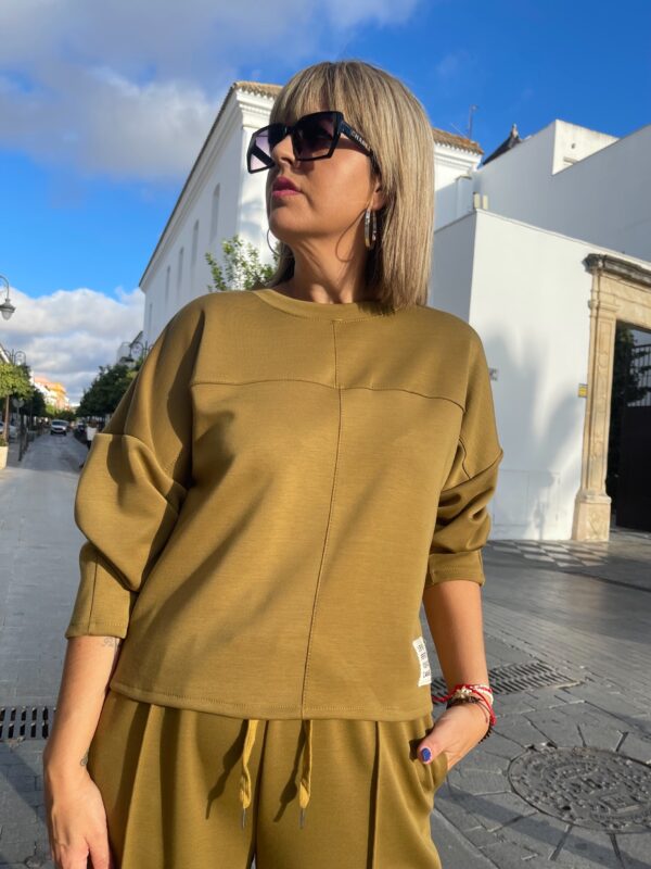 Conjunto Easy Style verde musgo. - Imagen 2