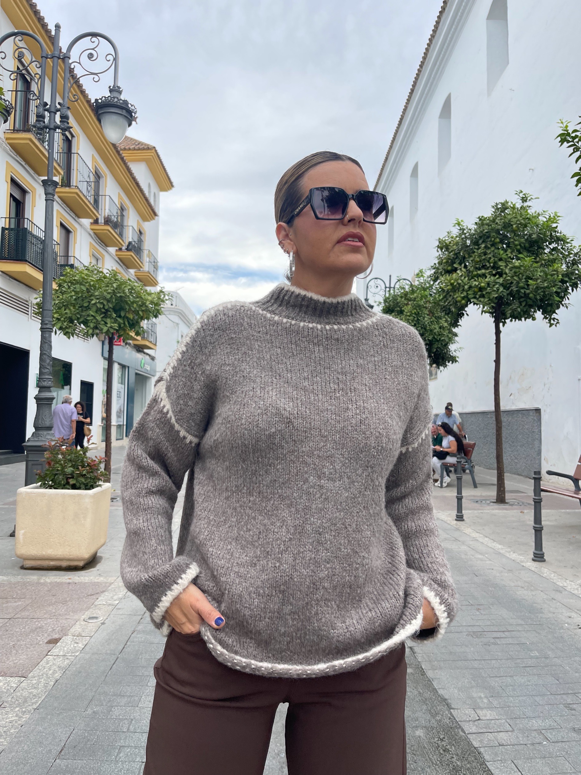 Jersey costuras taupe. - Imagen 2