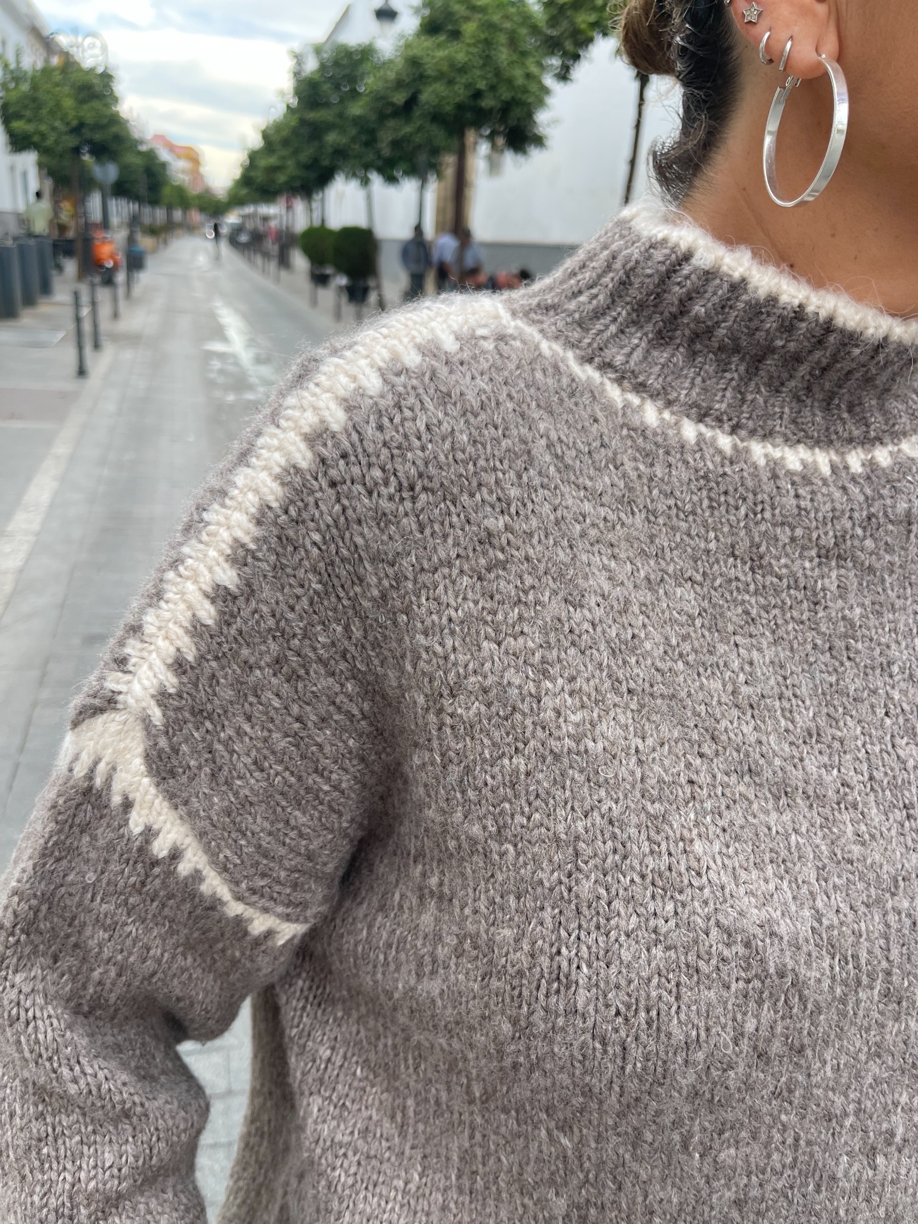 Jersey costuras taupe. - Imagen 3