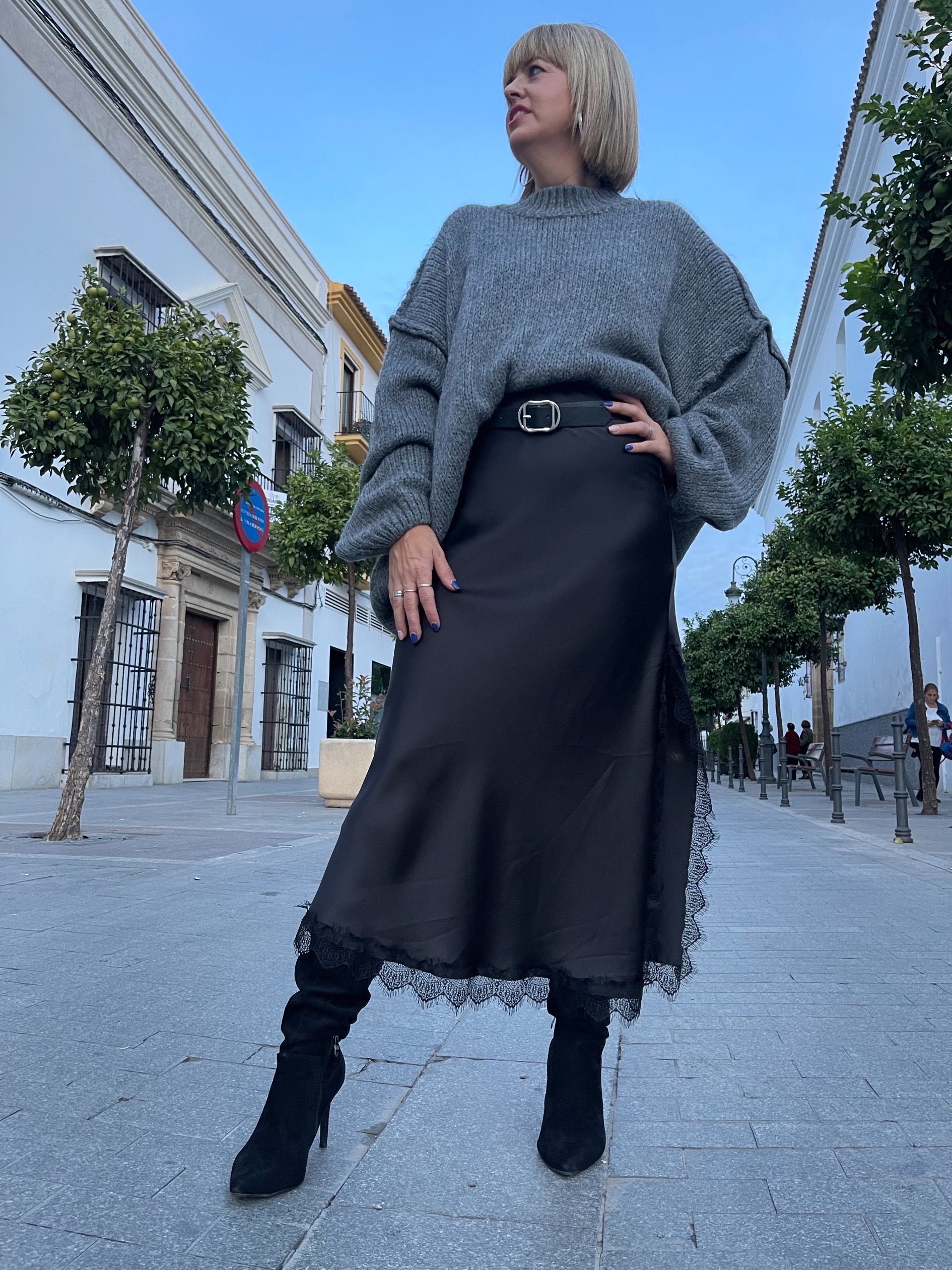 Falda satinada encajes gris.