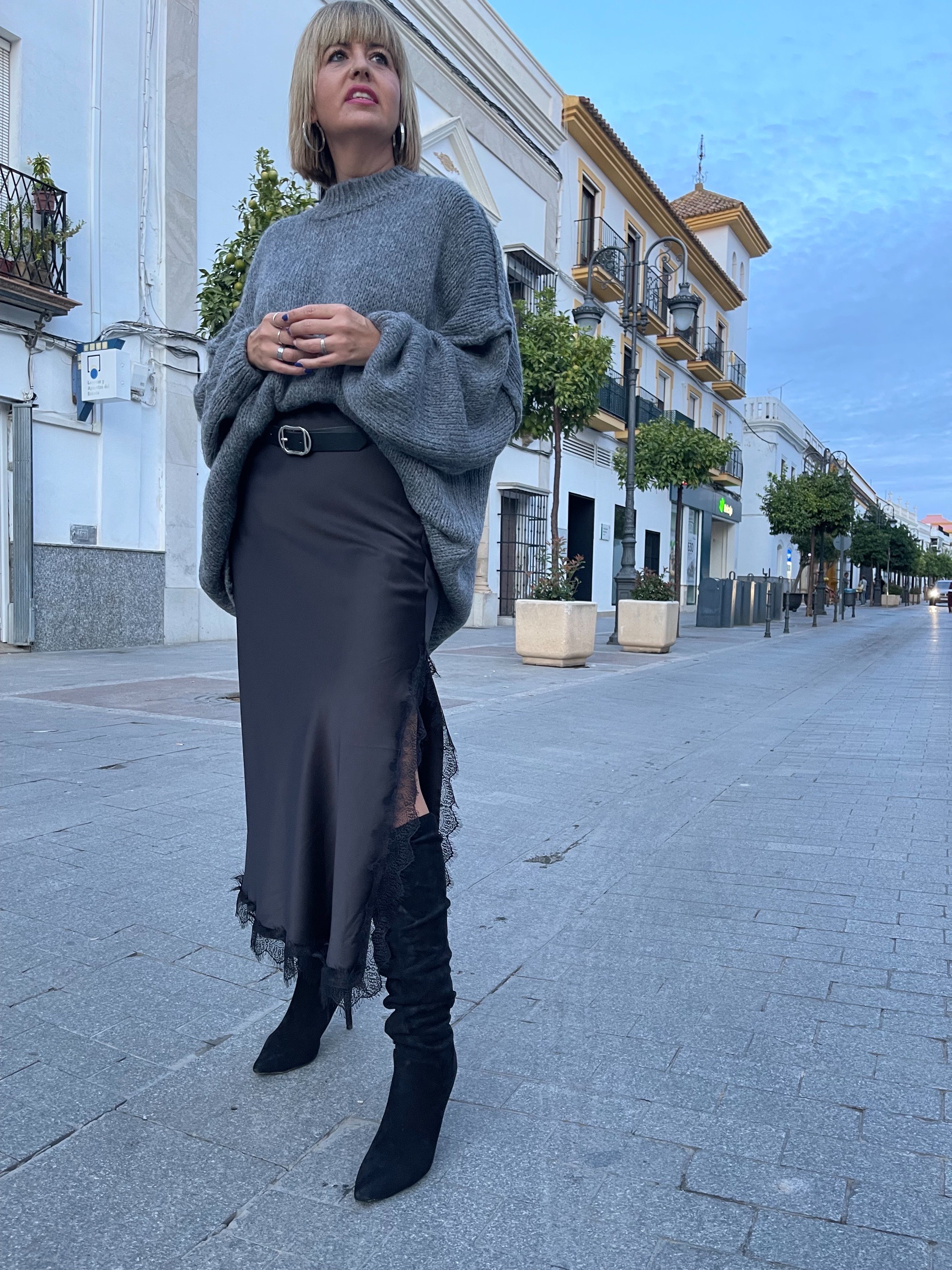 Falda satinada encajes gris. - Imagen 5