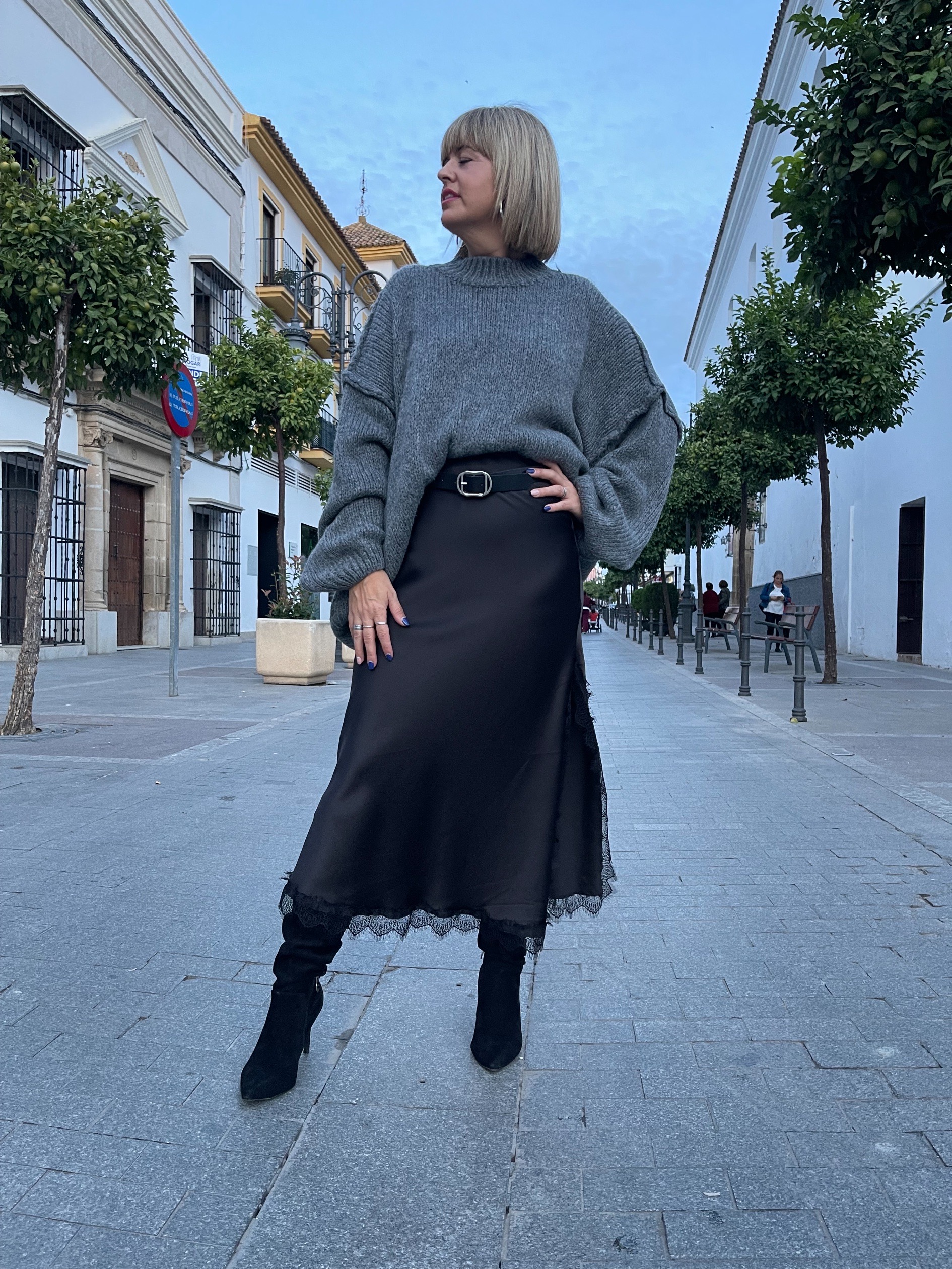 Falda satinada encajes gris. - Imagen 3