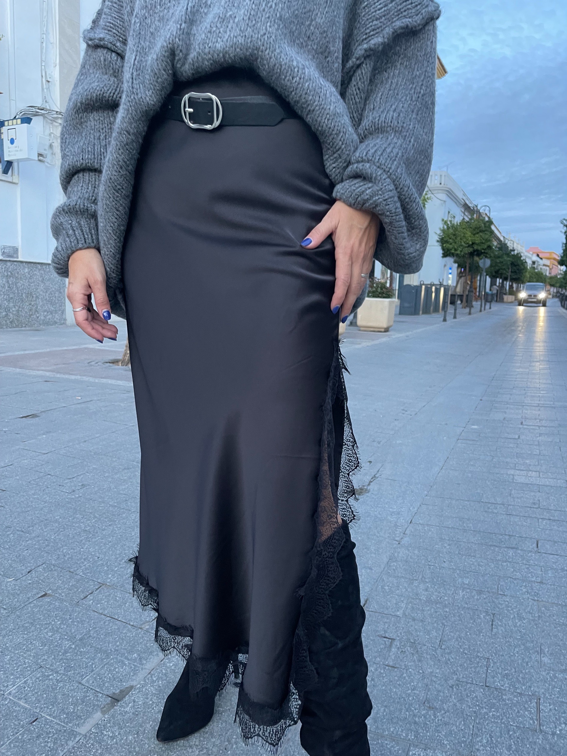 Falda satinada encajes gris. - Imagen 6