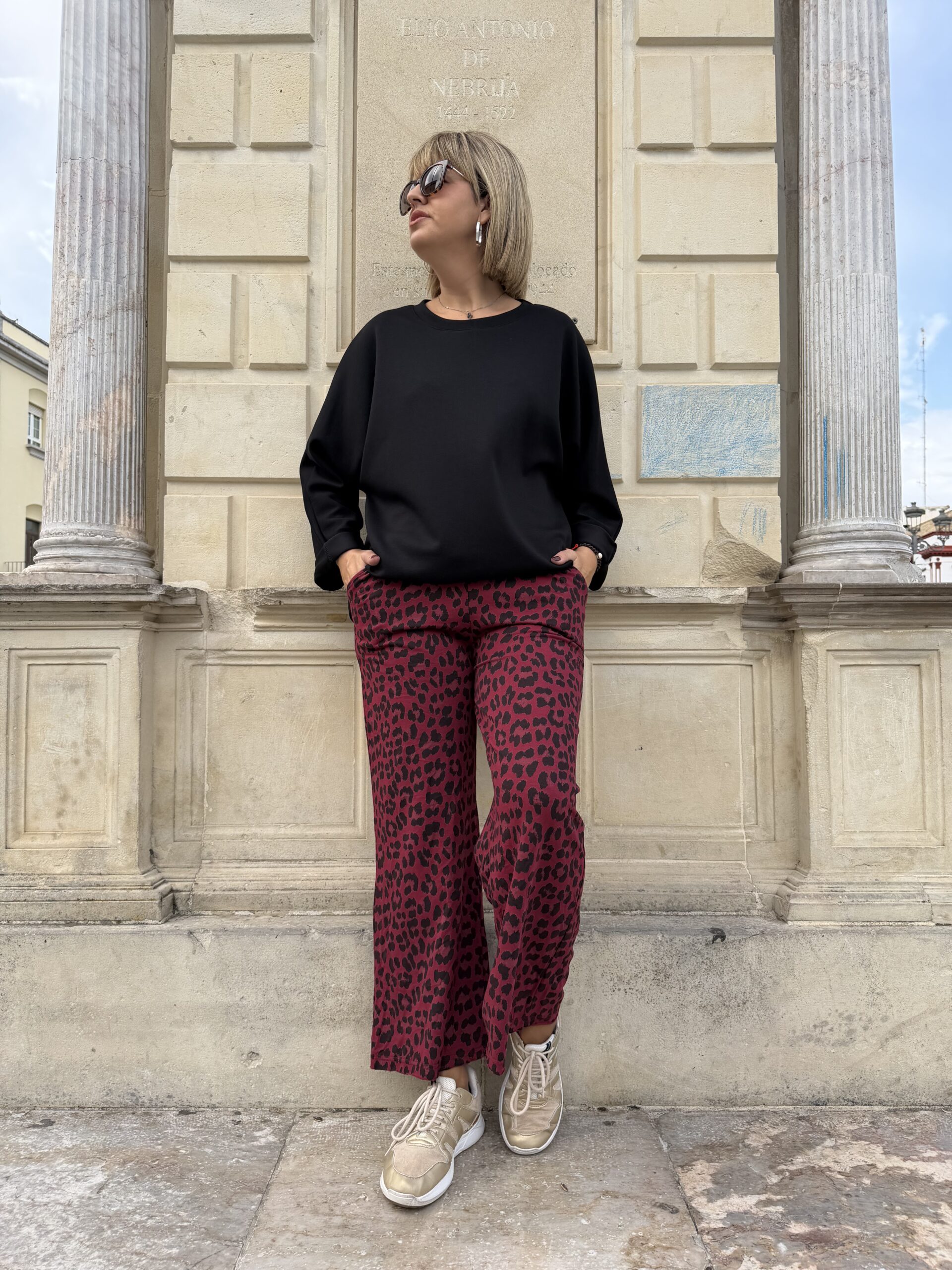 Pantalón sport animal print burdeos. - Imagen 4