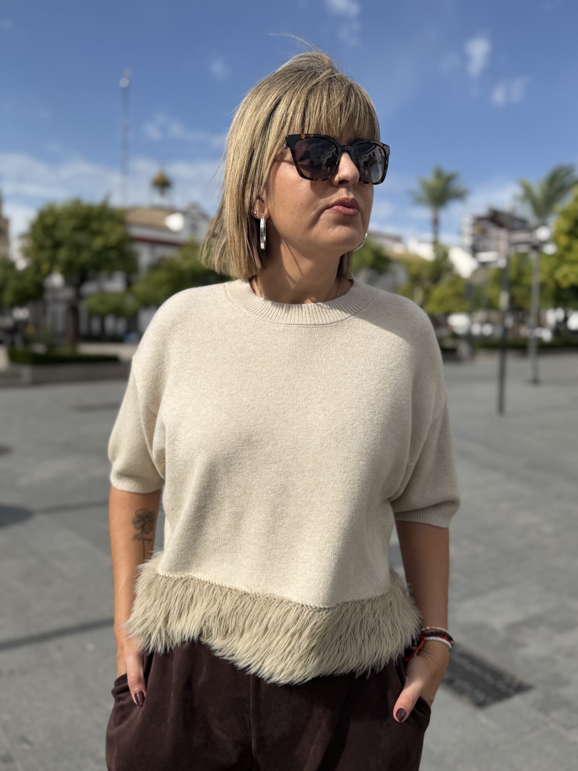 Jersey plumas beige.