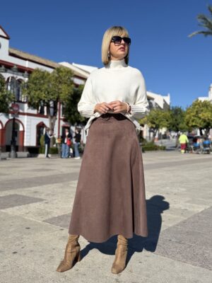 Falda antelina marrón.