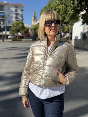 Chqquetón acolchado corto champán.