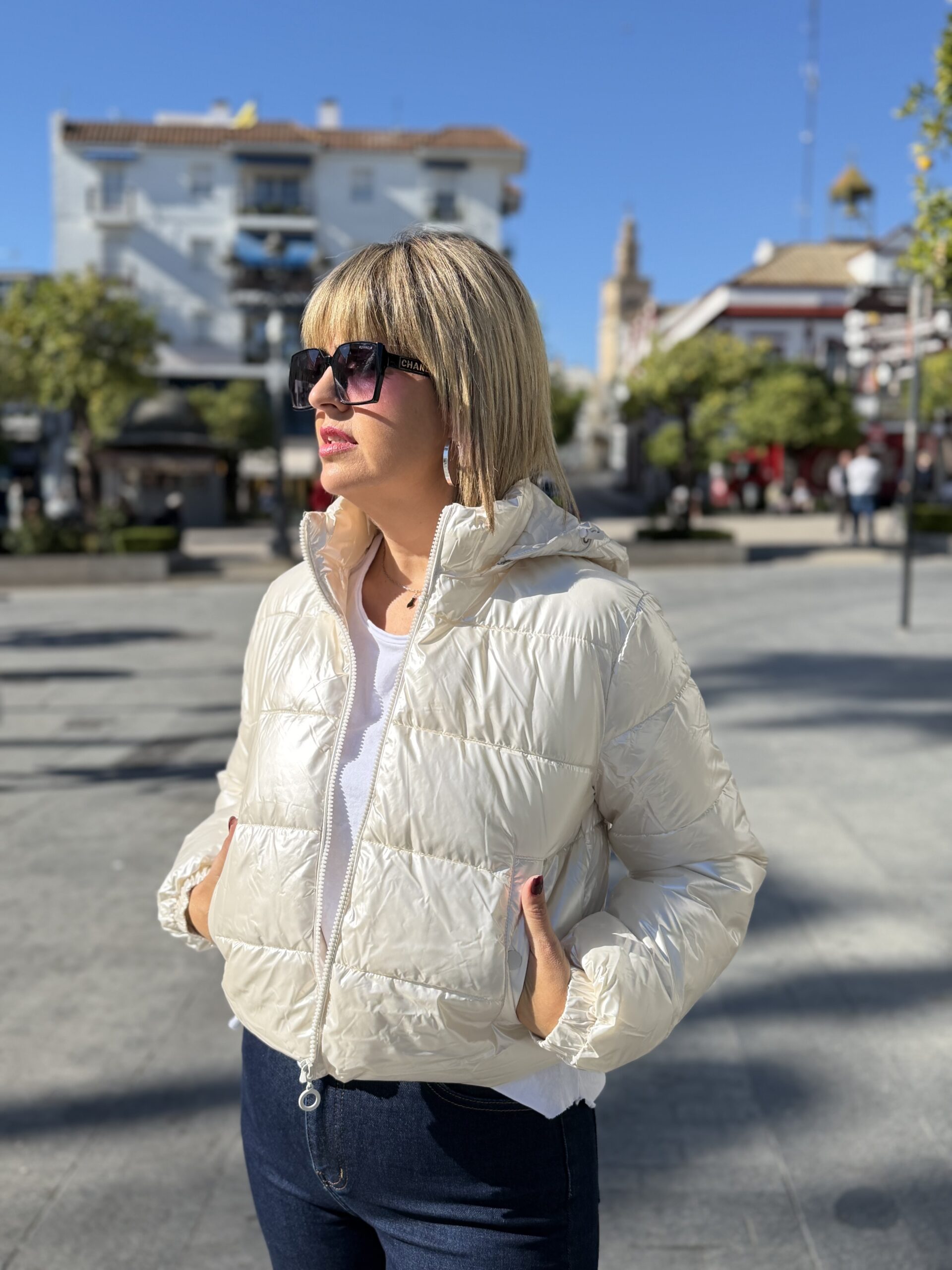 Chaquetón acolchado corto beige. - Imagen 4