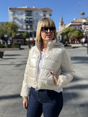 Chaquetón acolchado corto beige.