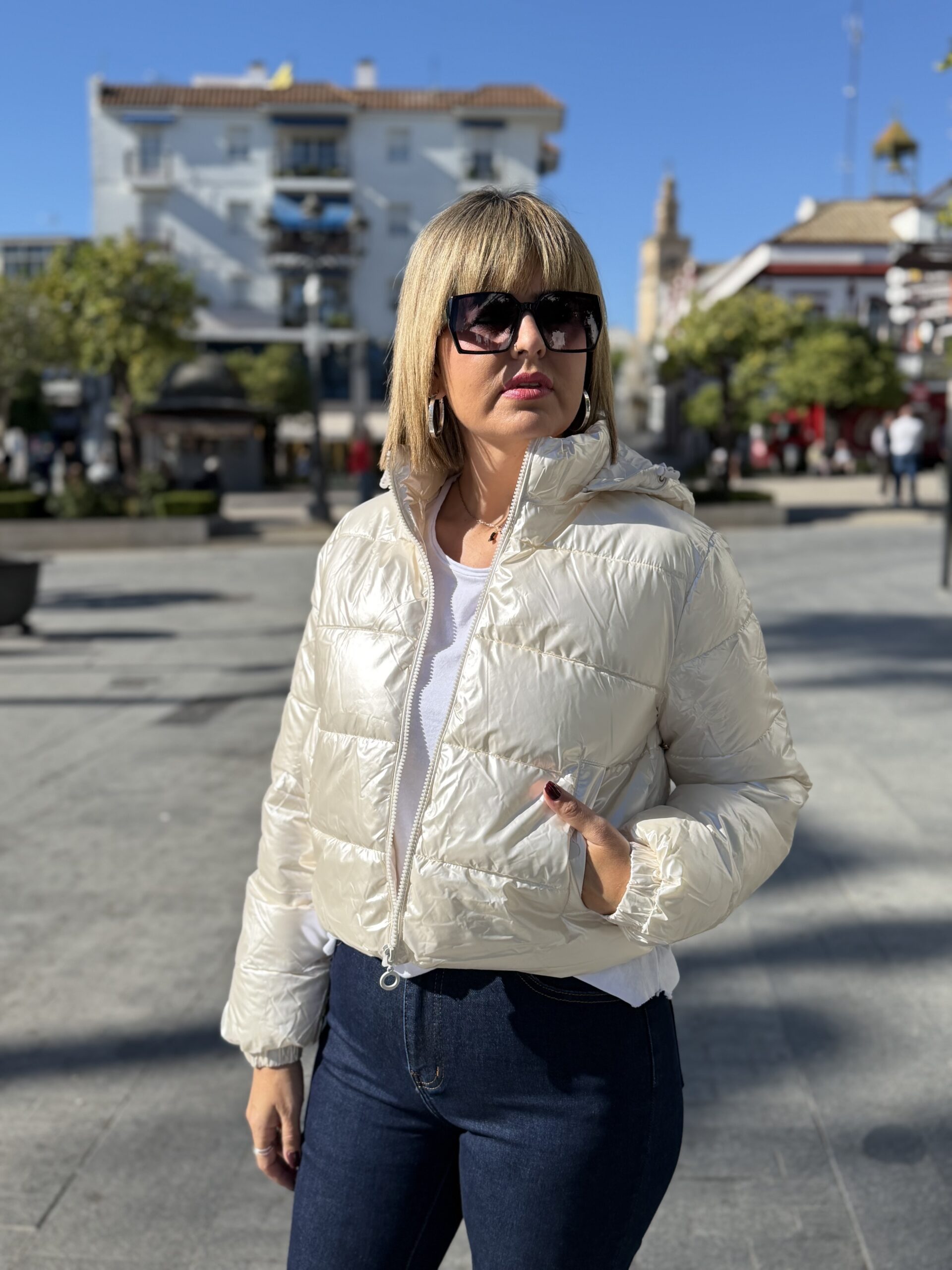 Chaquetón acolchado corto beige.