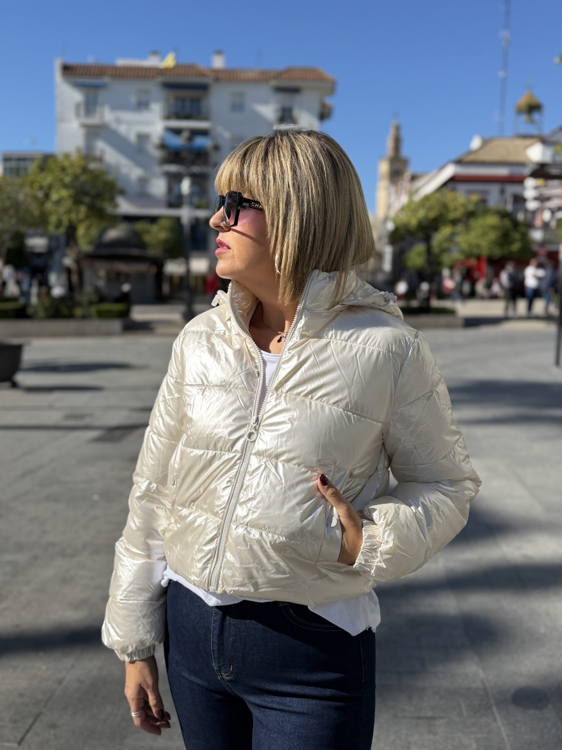 Chaquetón acolchado corto beige. - Imagen 2