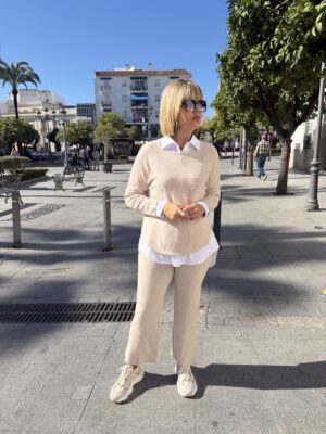 Conjunto de punto confort beige.