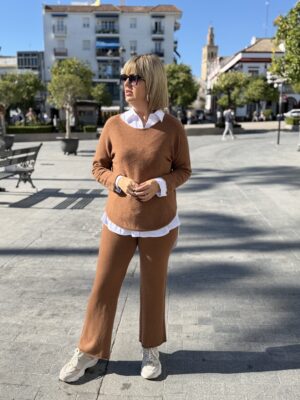 Conjunto de punto confort camel.