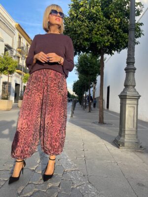 Pantalon balón animal print granate.