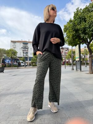 Pantalón sport animal print verde.