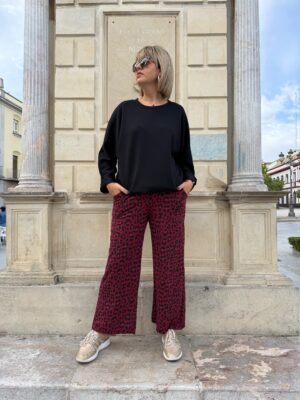 Pantalón sport animal print burdeos.