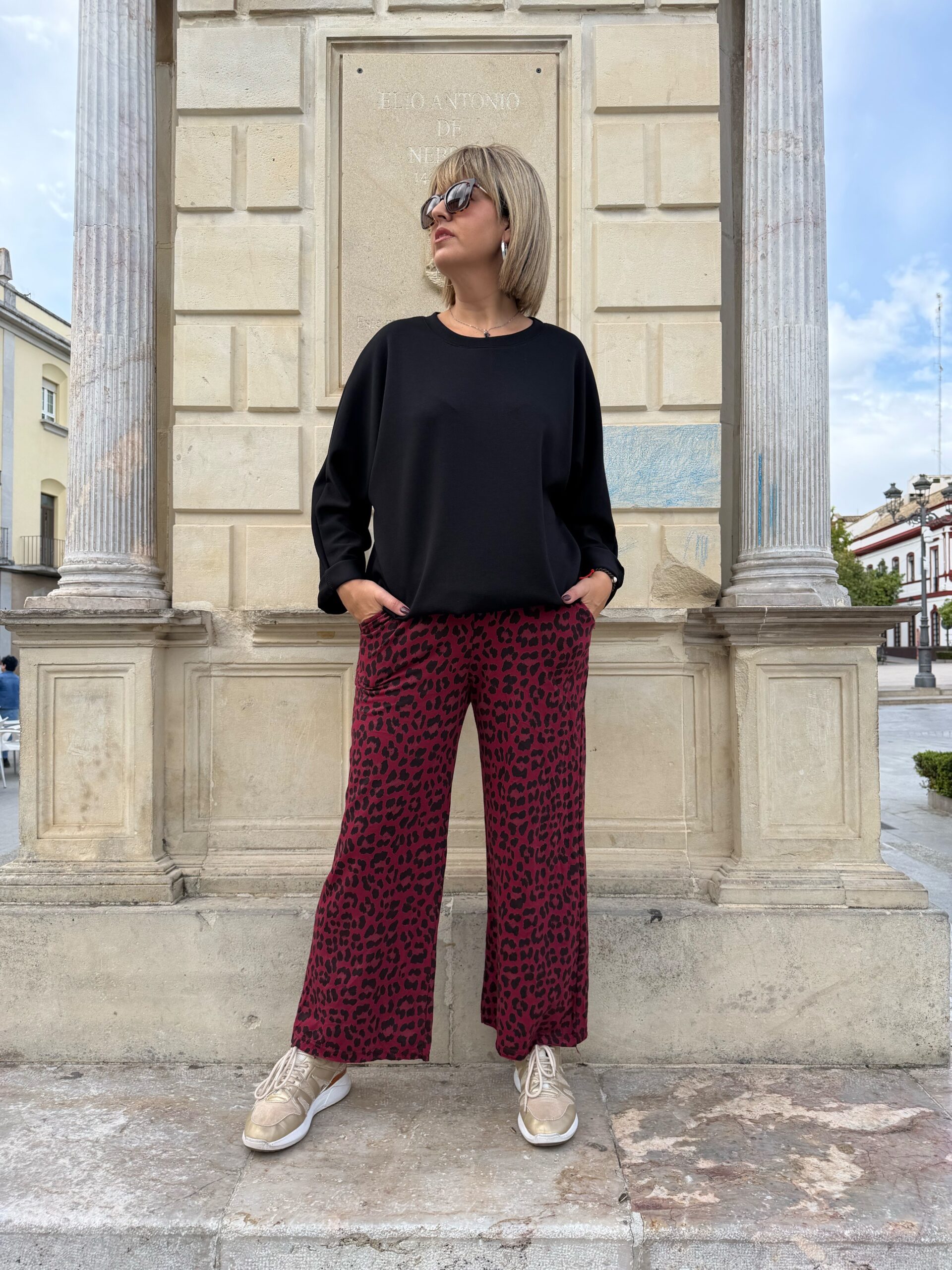 Pantalón sport animal print burdeos.