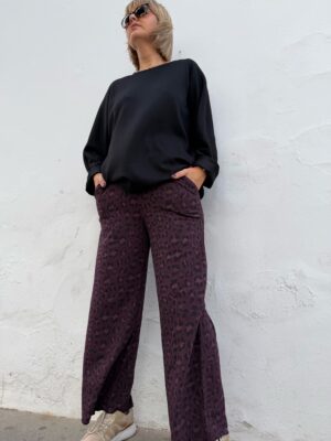 Pantalón sport animal print granate.