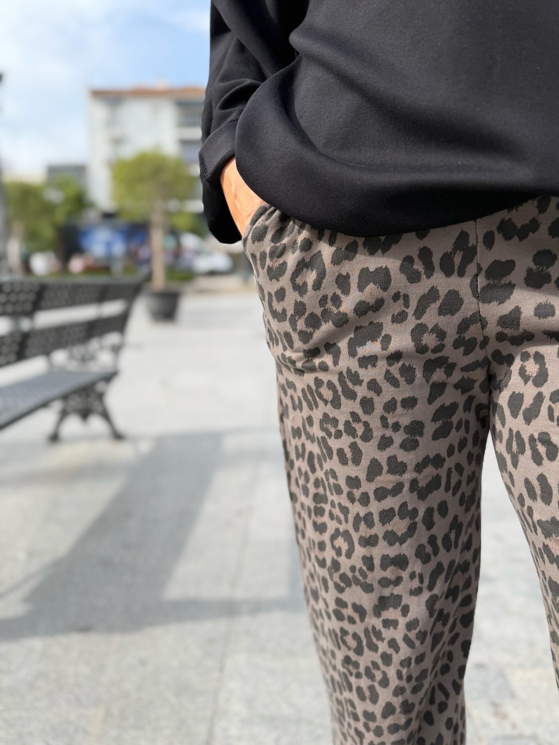 Pantalón sport animal print taupe. - Imagen 2
