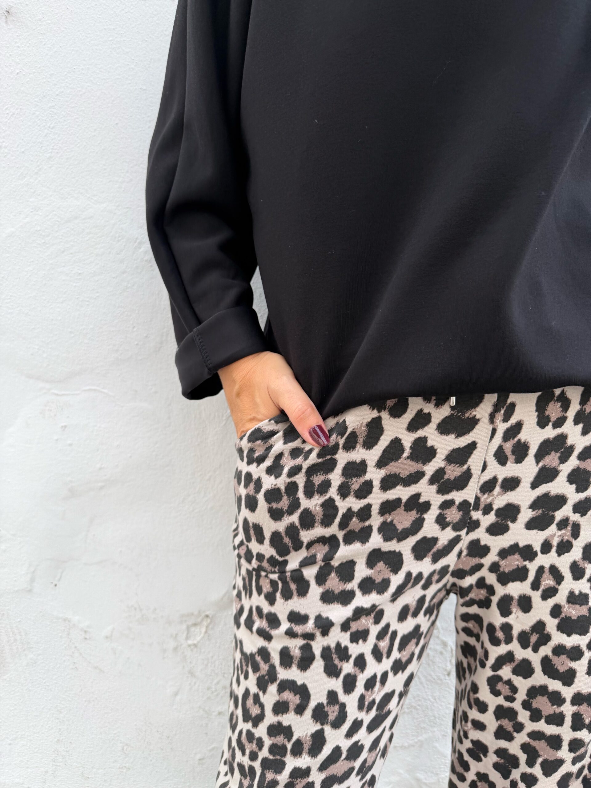 Pantalón sport animal print beige. - Imagen 2