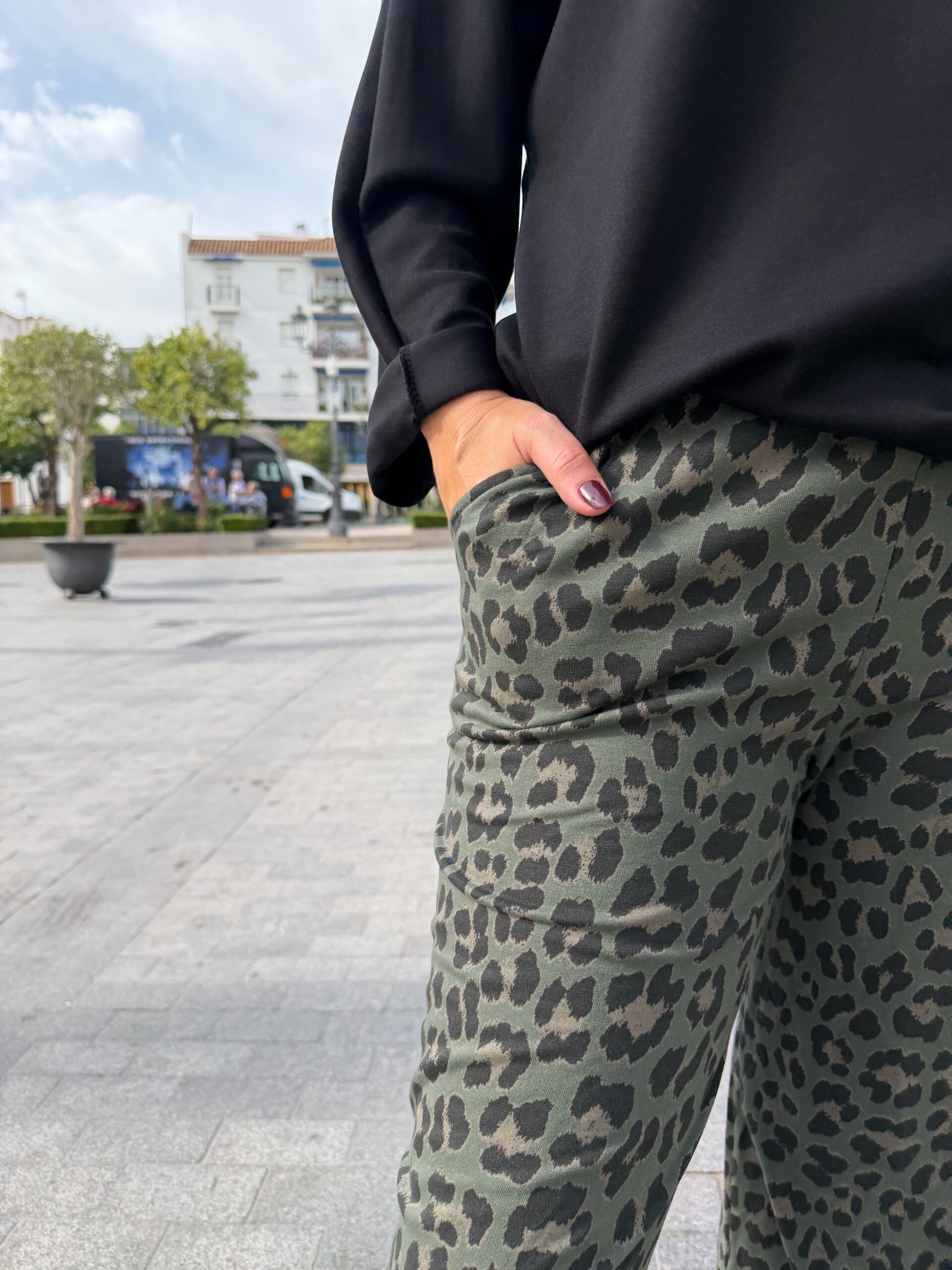 Pantalón sport animal print verde. - Imagen 3