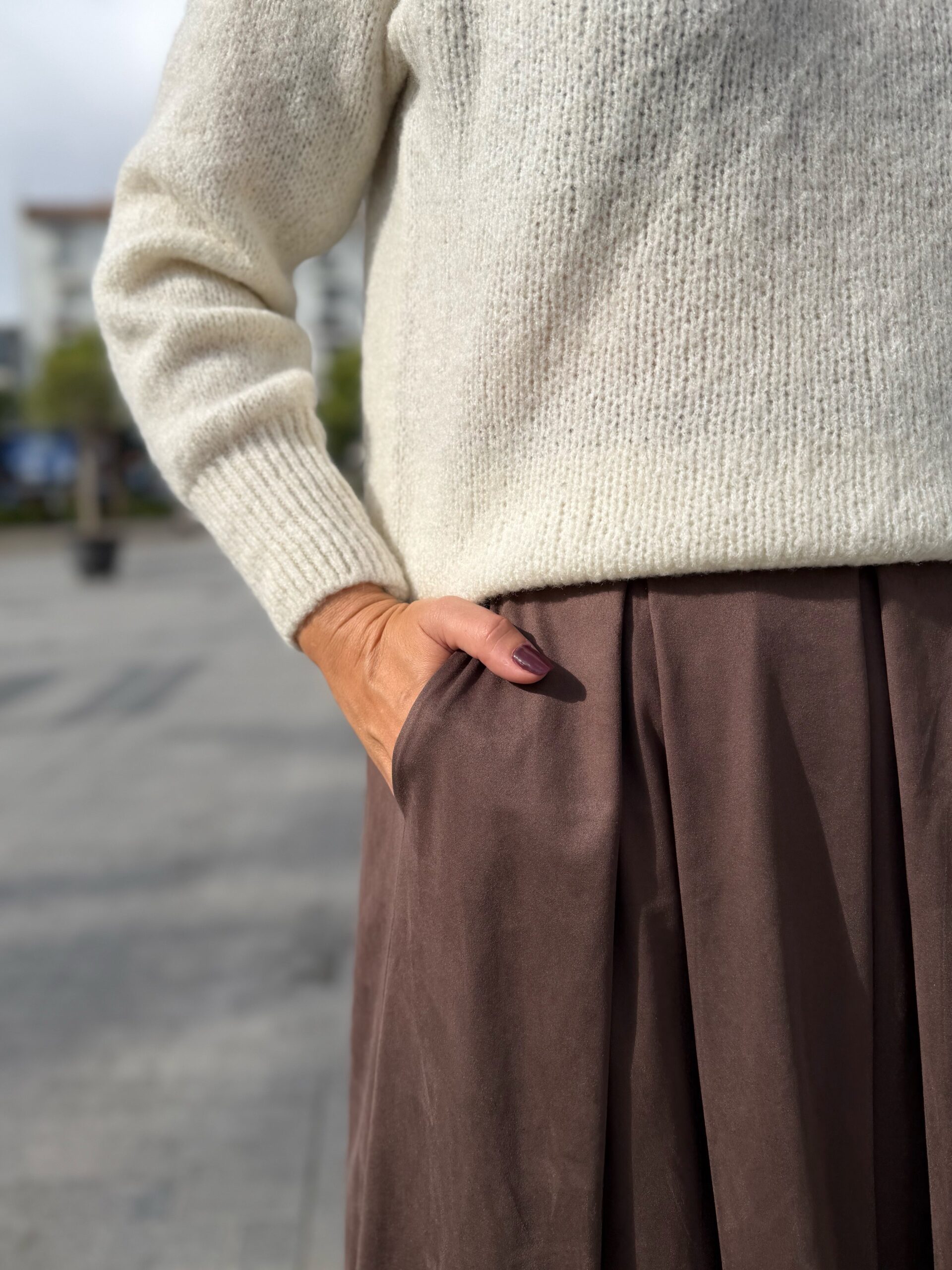 Falda antelina premium pliegues marrón. - Imagen 2