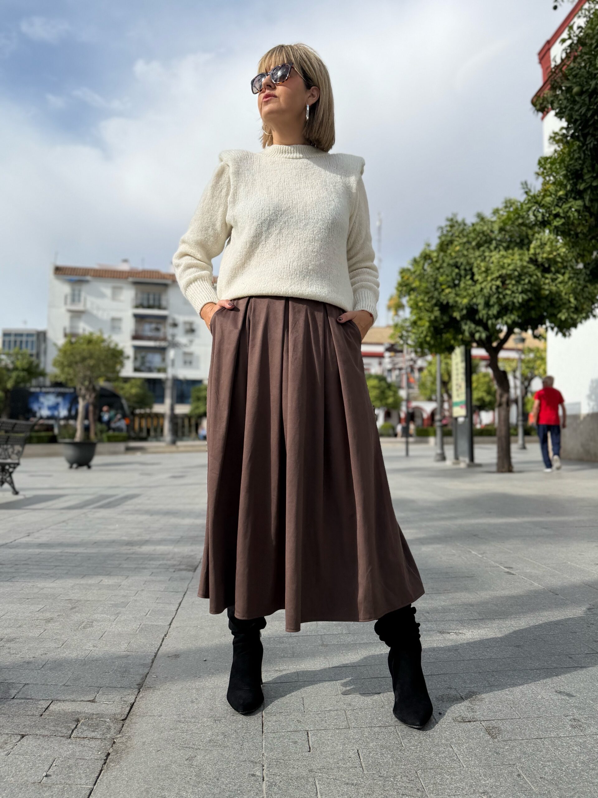 Falda antelina premium pliegues marrón.